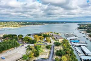 Lakefront Treehouse on Lake Travis Pool & Hot Tub