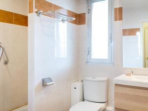 Studio Climatisé Proche Plage et Commerces avec Balcon, Wi-Fi et Parking - FR-1-466A-16