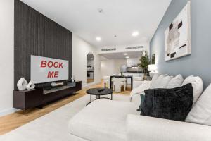 Free housekeeping visits during your stay - StayShort - Cozy Dubai Marina Stay with Private Balcony Sleeps 2