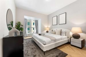 Free housekeeping visits during your stay - StayShort - Cozy Dubai Marina Stay with Private Balcony Sleeps 2