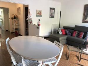 Grand 2 pièces en bord de plage avec terrasse et vue sur mer - FR-1-837-17