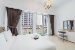 Free housekeeping visits during your stay - StayShort - Cozy & Stunning 1BR in Dubai Marina