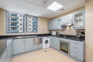 Free housekeeping visits during your stay - StayShort - Cozy & Stunning 1BR in Dubai Marina