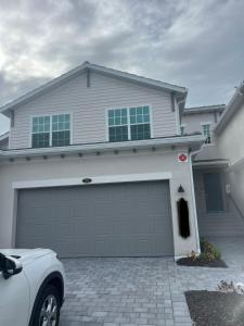 Spacious 3-bedroom coach home with golfing in Wellen Park