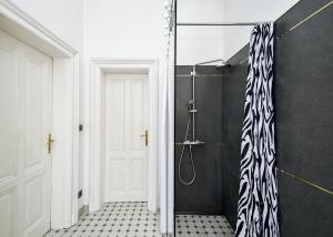 Stylish old town 2 bedroom apt new Presidential castle