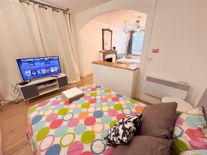 7 Historic Marais Studio near Bastille & metro