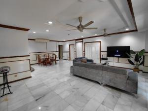 6 Bedroom 24 Pax Karaoke Pool Stay for Family OKR by Manhattan Group