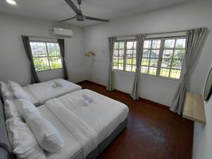 6 Bedroom 24 Pax Karaoke Pool Stay for Family OKR by Manhattan Group