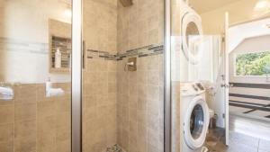 4 Bdr Modern Lake House Retreat with Stunning Views