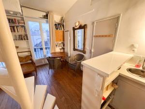 8 Historic Latin Quarter Flat Walk to Louvre & Metro