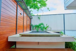 Sloth House - Centric 2BR with shared pool