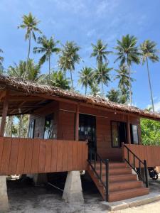 Dico Surf Point- Surf Lodge in Simeulue