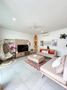 CS 1 Luxurious 3-Bedroom Villa Near Double Six Beach