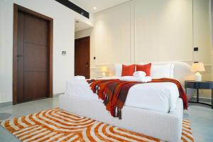 Designer 1BR Study DIFC Skyline View Pool Gym