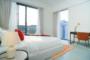Designer 1BR Study DIFC Skyline View Pool Gym