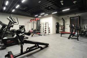 Designer 1BR Study DIFC Skyline View Pool Gym