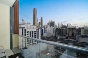 Designer 1BR Study DIFC Skyline View Pool Gym