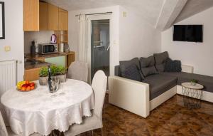 1 Bedroom Lovely Apartment In Tribalj