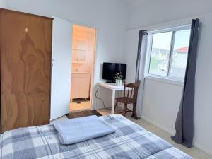 Beautiful Room with Private Bathroom - Prime Location & Close to Shops