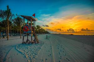 Romantic Escape Apartment 400m to Beach with Pool Patio Fast WiFi AC 2B