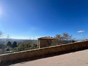 Tuscan charm with a sea view