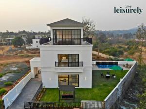 StayLeisurely Villa Corner Front, Karjat