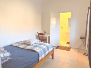 Beautiful Room with Private Bathroom - Prime Location & Close to Shops