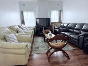 Beautiful Room with Private Bathroom - Prime Location & Close to Shops