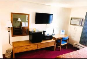 EconoLux Inn