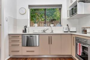 Secure Suite in Gated Complex, Courtyard, 5 Min CBD