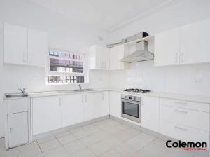 Beautiful Room with Private Bathroom - Prime Location & Close to Shops