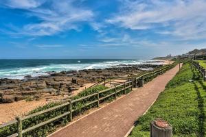 Luxury Family Escape, Ballito Promenade, Boulder Bay ,Beach Access, Braai & Pool Views