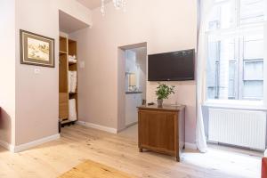 1 Aprt & 5 Stylish Hotel Rooms, Comfort & Convenience Combined