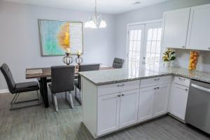 Modern Oak with 6BD-3BR Sleeps 12