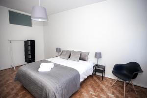 Downtown 3 Bedroom with Balcony - Quiet Street - Family Friendly - Groups