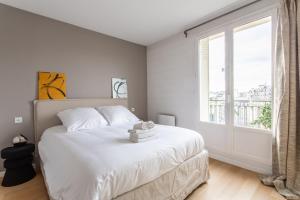 Montaigne - Sunlit Corner Penthouse with Balcony