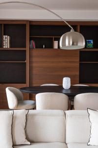 Montaigne - Sunlit Corner Penthouse with Balcony