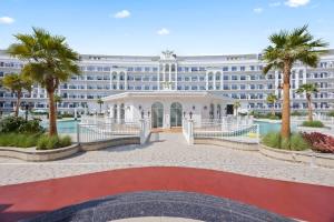 Benessere Luxe 1BR with Lagoon view Miracle Garden