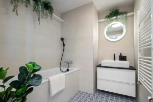 AH Sky Park 1A - Castle View Free Parking