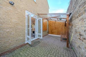 Modern 3-Bed Home Minutes from Westfield & Station