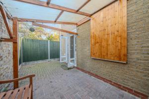 Modern 3-Bed Home Minutes from Westfield & Station