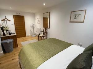 The Bay House, Sea Views and Walk to the Beach