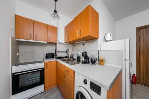 1BR Flat Steps from Metro and Tram Stops