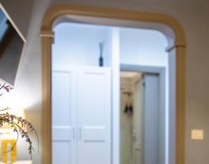 ROSSI HOUSE - Family-friendly, newly renovated ground-floor apartment close to the Sea 100 m, near central ANZIO and the Train Station