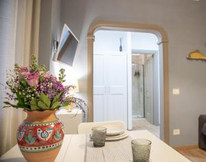ROSSI HOUSE - Family-friendly, newly renovated ground-floor apartment close to the Sea 100 m, near central ANZIO and the Train Station