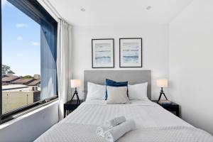 Luxury Apartment with Big East Facing Balcony Short Walk to Central Station
