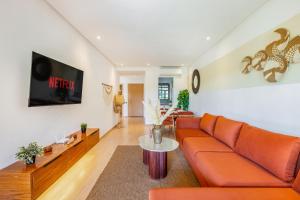 Prestigia 2BR Garden-Level Bohemian Chic