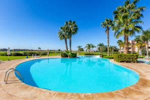 Prestigia 2BR Garden-Level Bohemian Chic