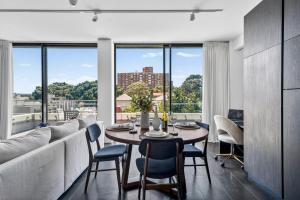 Luxury Apartment with Big East Facing Balcony Short Walk to Central Station