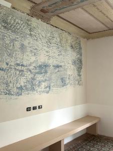 Suite44 - Charming suite in a Historic buildingon a Fascinating Staircase with conserved frescoes, original floors and private Jacuzzi